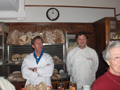 878134 Afbeelding van twee bakker die een demonstratie gaan geven op een van de openingsdagen van de tentoonstelling ...